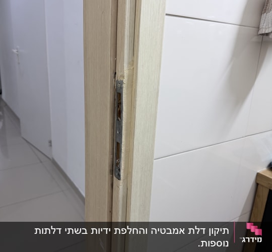 תקריב של דלת עם צירים וחלקי עץ